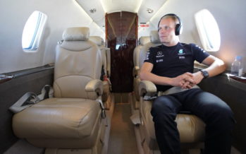 Πώς ταξιδεύουν στον αέρα οι πιλότοι της Mercedes; (video)