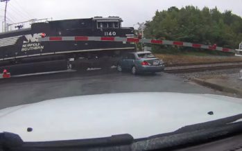 Τρένο παρέσυρε αυτοκίνητο σε σιδηροδρομική διάβαση (video)