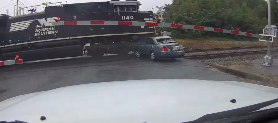 Τρένο παρέσυρε αυτοκίνητο σε σιδηροδρομική διάβαση (video)