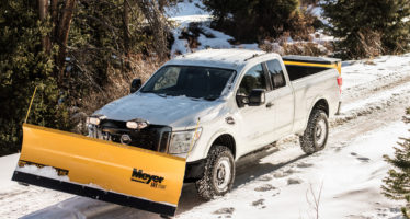 Το Nissan Titan XD καθαρίζει τους δρόμους από τα χιόνια