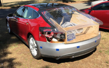 Τρακαρισμένο Tesla Model S επισκευάστηκε με ξύλο