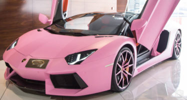 Για γρήγορες κυρίες αυτή η ροζ Lamborghini Aventador