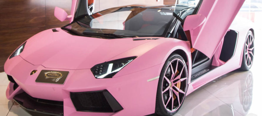 Για γρήγορες κυρίες αυτή η ροζ Lamborghini Aventador