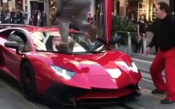 Περπάτησε πάνω σε μια Lamborghini Aventador SV (video)