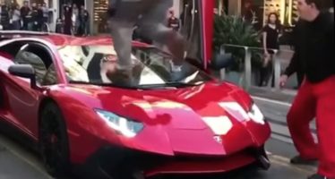 Περπάτησε πάνω σε μια Lamborghini Aventador SV (video)