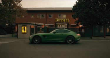 Η Mercedes AMG GT R προκαλεί στην έδρα της Ferrari (video)