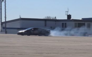 Δείτε μια Lamborghini Aventador να καίει λάστιχα (video)