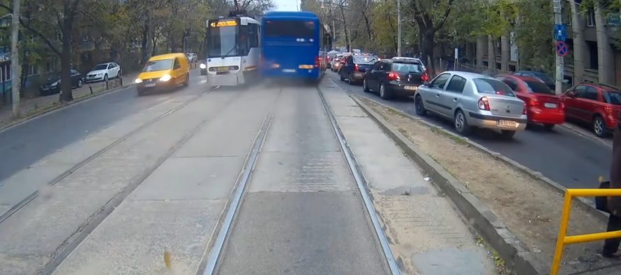 Παραλίγο μετωπική σύγκρουση λεωφορείου με τραμ (video)