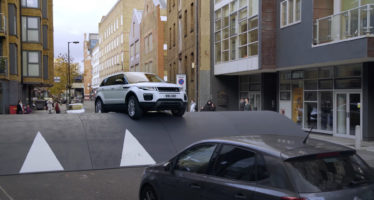 To Range Rover Evoque περνάει άνετα το μεγαλύτερο σαμαράκι (video)