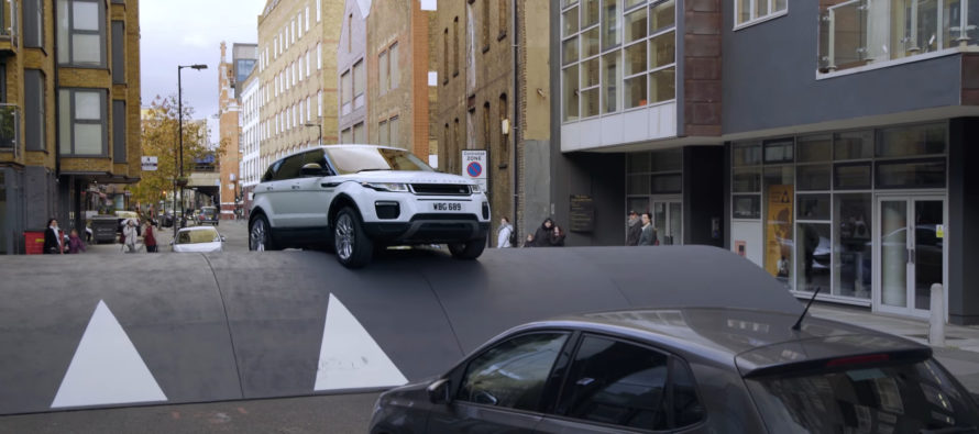 To Range Rover Evoque περνάει άνετα το μεγαλύτερο σαμαράκι (video)