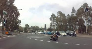 Η κατάληξη ενός μοτοσικλετιστή που παραβίασε φανάρι (video)