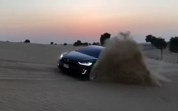 Το Tesla Model X παίζει στην άμμο της ερήμου (video)