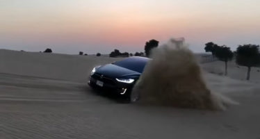 Το Tesla Model X παίζει στην άμμο της ερήμου (video)