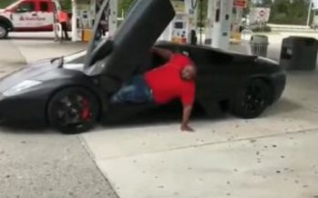 Πόσο εύκολο είναι να βγεις από μια Lamborghini (video)