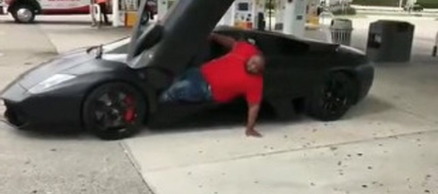Πόσο εύκολο είναι να βγεις από μια Lamborghini (video)