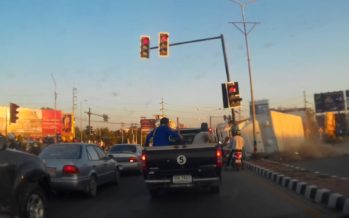 Φορτηγό ντελαπάρει και πέφτει σε φανάρι (video)