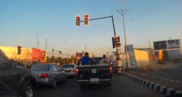 Φορτηγό ντελαπάρει και πέφτει σε φανάρι (video)