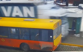 Φορτηγό πέρασε πάνω από στάση λεωφορείου (video)