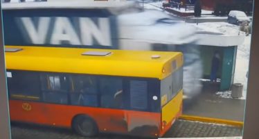 Φορτηγό πέρασε πάνω από στάση λεωφορείου (video)