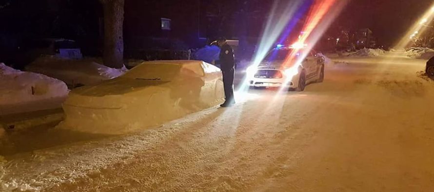 Αυτοκίνητο από χιόνι μπέρδεψε αστυνομικούς