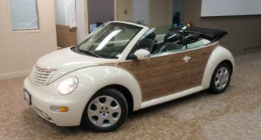 Ένα Volkswagen Beetle με ξύλινες επενδύσεις