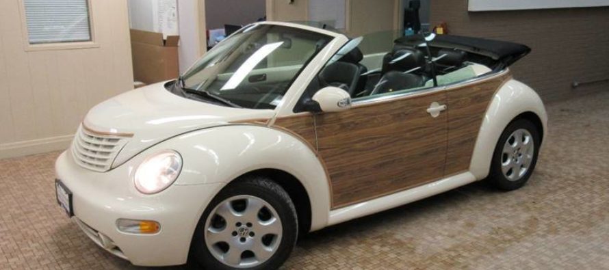 Ένα Volkswagen Beetle με ξύλινες επενδύσεις
