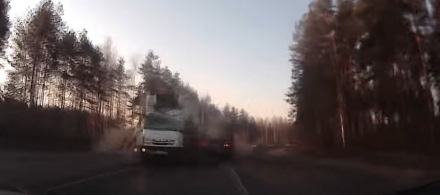 Φορτηγά συγκρούστηκαν πλευρικά (video)