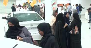 Η πρώτη αντιπροσωπεία αυτοκινήτων μόνο για γυναίκες (video)