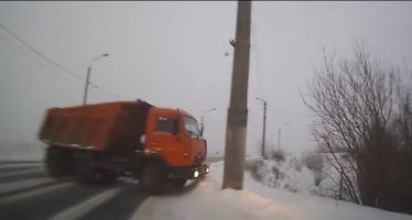 Κολόνα αποτρέπει τη σύγκρουση φορτηγού με αυτοκίνητο (video)