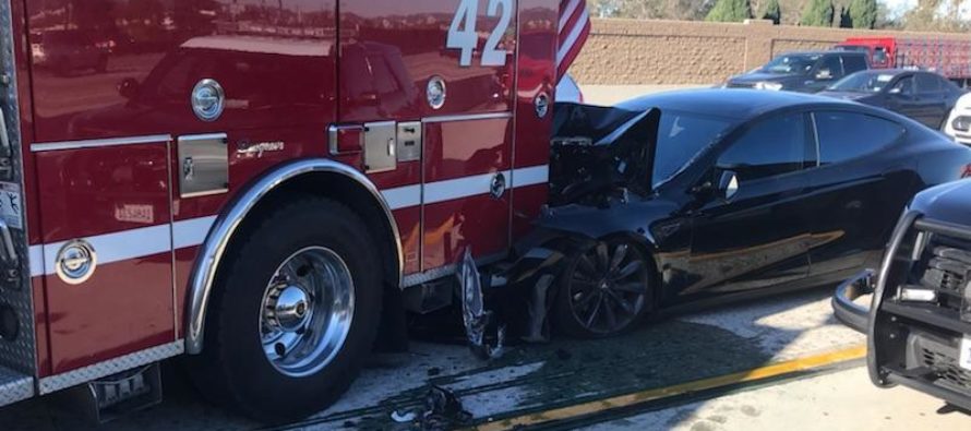 Κινούμενο αυτόνομα Tesla Model S προσέκρουσε σε πυροσβεστικό όχημα