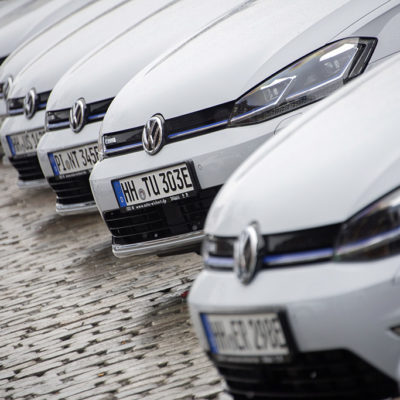 Volkswagen Konzern engagiert sich für Einsatz von Elektro-Autos: 50 e-Golf1 in Hamburg übergeben