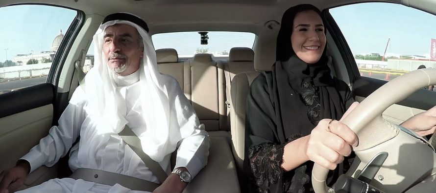 Ποιοι εκπαιδεύουν τις γυναίκες να οδηγούν στη Σαουδική Αραβία; (video)