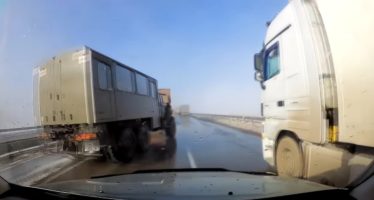 Οδηγός φορτηγού γλυτώνει σύγκρουση (video)