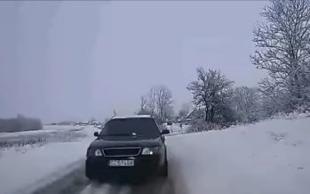 Μετωπική σύγκρουση ενός Audi με περιπολικό (video)