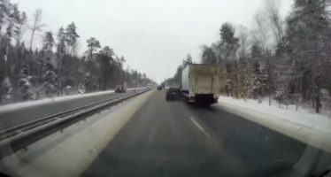 BMW X5 βγάζει εκτός δρόμου ένα φορτηγό (video)