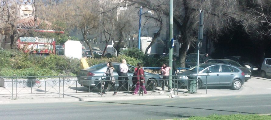 Διπλή παράνομη στάθμευση πάνω σε πεζοδρόμιο της Λ. Αλεξάνδρας