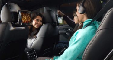 Οθόνες, ακουστικά, και τηλεχειριστήρια για τους πίσω επιβάτες του Mazda CX-9