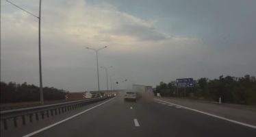 Ένα Nissan Qashqai καρφώθηκε πίσω από φορτηγό (video)