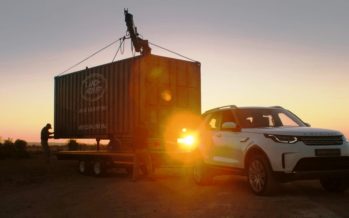 Το Land Rover Discovery ρυμουλκεί ένα μεγάλο δώρο (video)