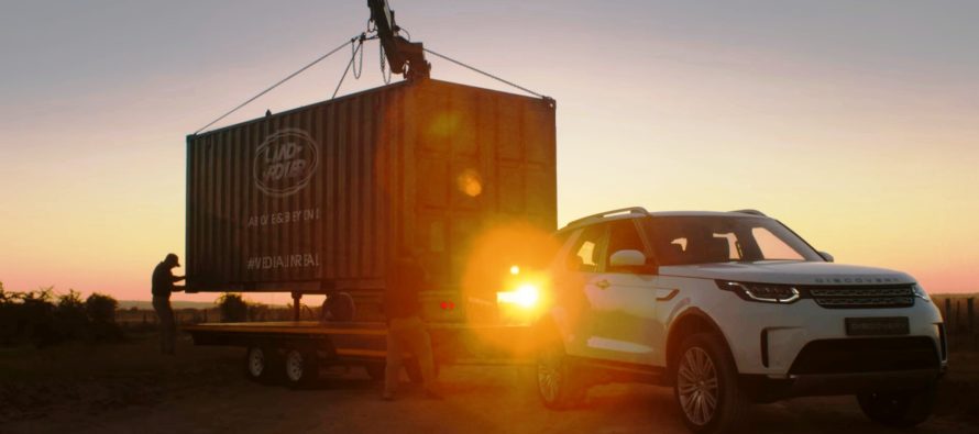 Το Land Rover Discovery ρυμουλκεί ένα μεγάλο δώρο (video)