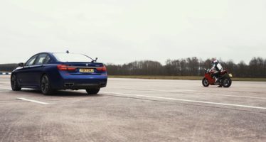 Η BMW M760Li και η Ducati Panigale V4 μετρούν τις δυνάμεις τους (video)