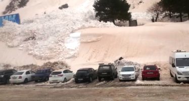 Χιονοστιβάδα κατάπιε αυτοκίνητα (video)