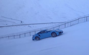 Δείτε την Porsche 911 Turbo S να ανεβαίνει πίστα του σκι (video)