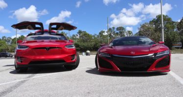 Η μάχη της επιτάχυνσης ανάμεσα σε Acura NSX και Tesla Model X (video)