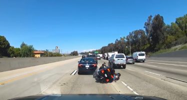 Μοτοσικλετιστής πέφτει και σώζεται από τύχη (video)