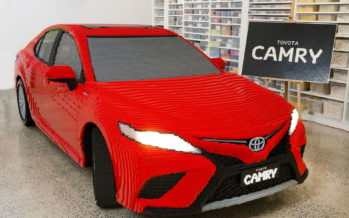 Το Toyota Camry χτισμένο από 500.000 τουβλάκια της Lego