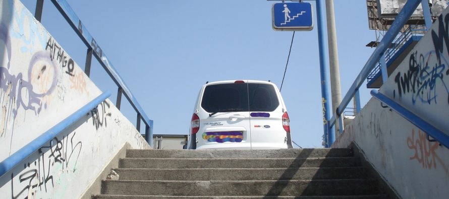 Πάρκαρε στην έξοδο υπόγειας διάβασης της Λεωφόρου Αθηνών