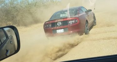 Δείτε πως μπορεί να σπάσει τζάμια ένα Ford Mustang (video)