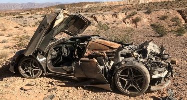 Μια McLaren 720S βρέθηκε κατεστραμμένη στην έρημο
