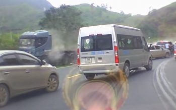 Φορτηγό εκτός ελέγχου προκαλεί ζημίες (video)
